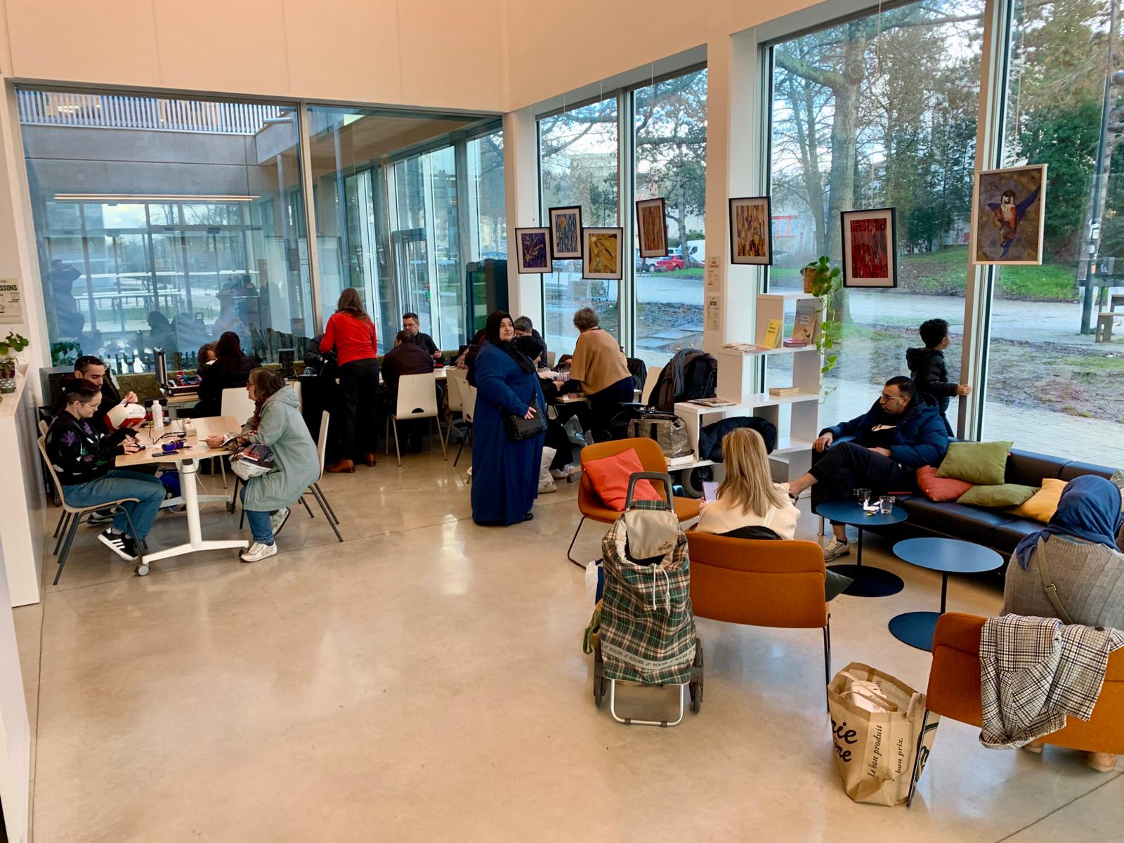 Hall d'accueil du Polyblosne pendant le Repair Café